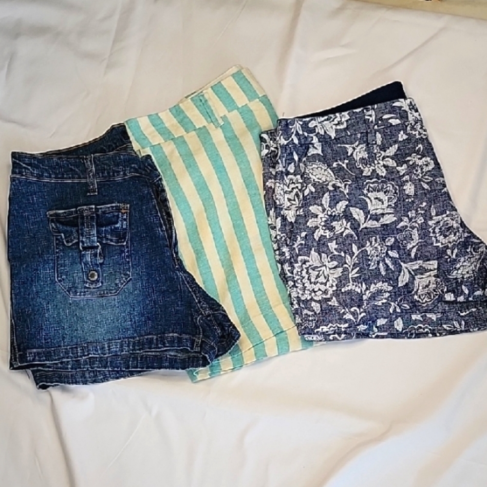 Old Navy Two & One Jean Short. Size 10. More Information In Description